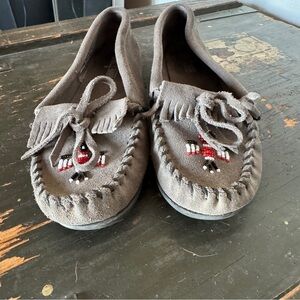 Minnetonka Thunderbird Suede Kilty Moccasins Taupe/Gray Size 9